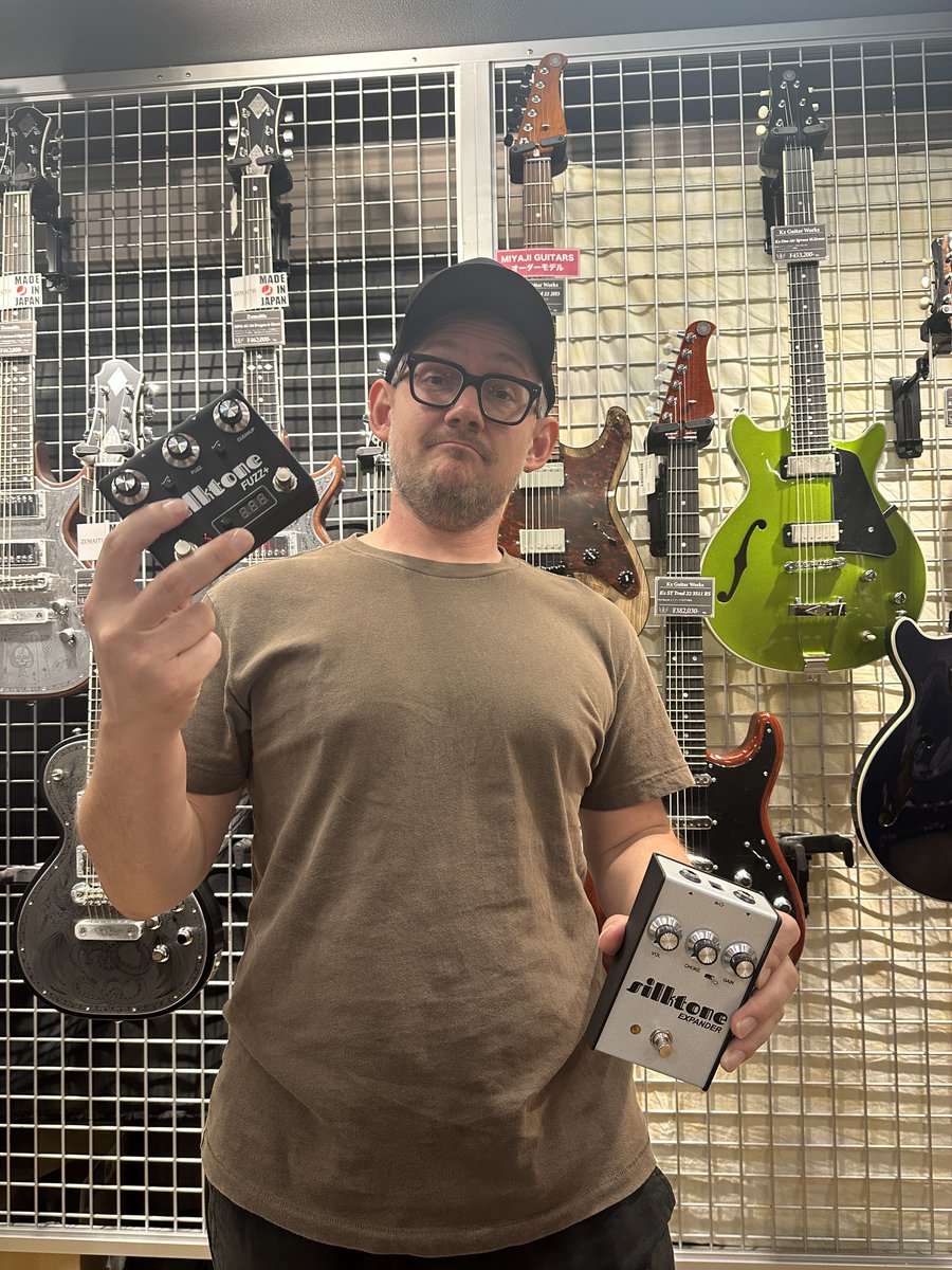 Miyaji_Guitars's tweet image. 先日 Silktone代表のCharles Henry氏がご来店！

ペダルの他にアンプの展開についても、色々なお話を聞けました！
今後の展開が楽しみです！

Silktone商品のラインアップはこちら
shop.miyaji.co.jp/SHOP/list.php?…

#Silktone
#FUZZ
#MGK