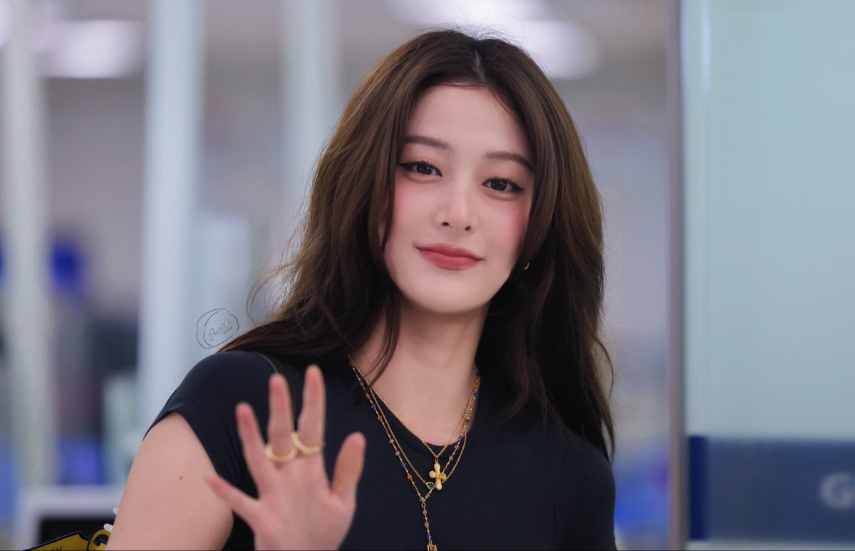 SHINEZ_shinez's tweet photo. 251012  HD

#허윤진 #YUNJIN #ユンジン 
#LE_SSERAFIM #르세라핌 #ルセラフィム https://t.co/tsOROMbGzK