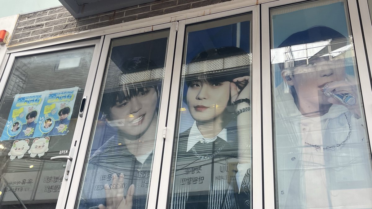 tojj0ng's tweet photo. #팀딩굴댕굴_대장_종호키우기

현수막이너무너무예뻣어요.......사실너무뜯어가고싶엇어요........ 안에잇는앨범도마찬가지엿어요!!!! 디피가진짜 종호로 꽉꽉채워져잇너서 디피하나볼때마다 10분씩봣어요 너무행복햇어요 😍😍😍😍 https://t.co/oEI6ustsRC