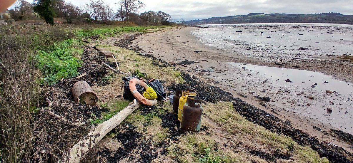 AlistairFergu11's tweet photo. 2 bags, 3 gas bottles & a lifebelt off the shore yesterday. #litterpicking #litter #litterfree #Cleanup #ReportingLitter #LeaveNoTrace
#KeepScotlandclean #KeepScotlandtidy
#Scotlandisbeautiful #Dontbeatosser
@SustransScot #Dumbdumpers #MakeADifference #OneMillionBags https://t.co/dndWjD0rch