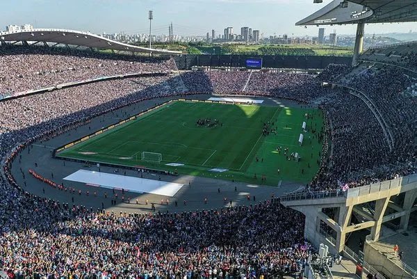 🥇 Trabzonspor, dünyanın en büyük şehir takımı konumunda.  

1055 km uzakta olan İstanbul'da bile stadyumu en çok dolduran taraftar TRABZONSPOR TARAFTARIDIR

Trabzonspor’u şehrinde tutan taraftar oranı %98.2