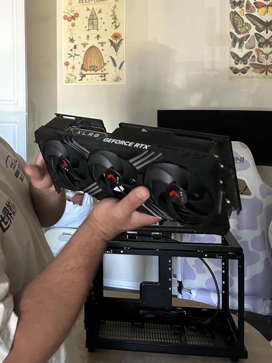 doomcheeks666's tweet image. Ryzen 7 9800x3D
Gigabyte B850m Aorus Elite Ice
T-Force 32gb CL30 6000mhz
Nzxt Kraken Elite V1 360
PNY XLR8 4070ti Super
Corsair SF1000w
Samsung 980pro 2tb
Lexar NM790 4tb
Corsair LX120
#pcbuild #pcgaming #pc #gamingpc #lianlia3 #amd #gigabyte #pnyxlr8 #pcmr #pcgamer #custompc