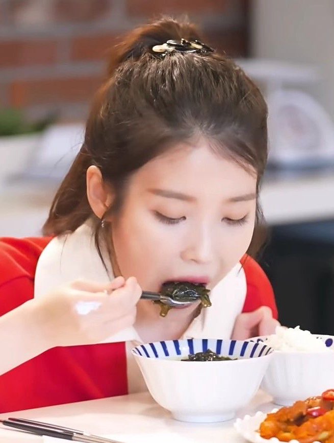 dontnox's tweet photo. iu eating                                       iu eating https://t.co/VubSk84vDm