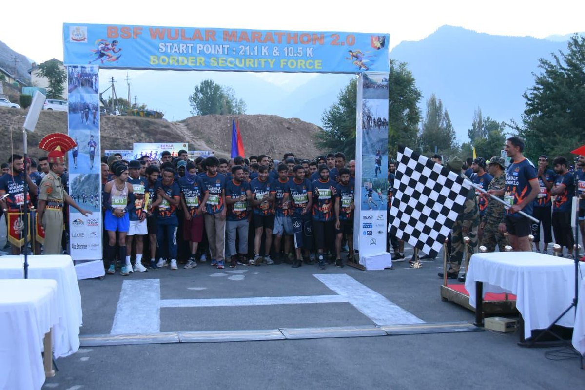 BSF_Kashmir's tweet photo. @BSF_Kashmir hosted 2nd edition of Wular Half Marathon 2.0 under theme “Save Wular, Run with Bordermen” ! Over 3000 runners, including professional runners, youth & #Bordermen ran for conservation of Lake Wular. Sh Satish S Khandare, IPS, ADG, WC distributed prizes to the winner. https://t.co/hZc81oBcSG
