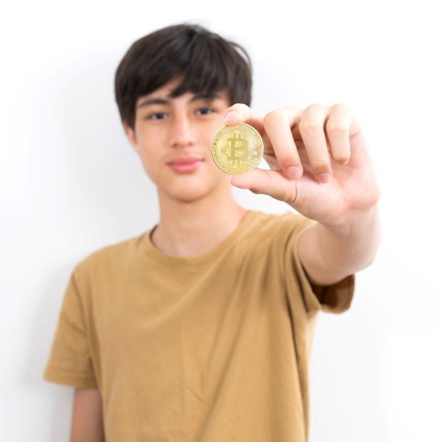 🇫🇷 Les mineurs Français de plus en plus fans des cryptomonnaies.

Les jeunes se tournent massivement vers les cryptomonnaies.
Selon Le Parisien et les données de l’Adan, l’engouement pour les actifs numériques explose chez les 18-24 ans : ils étaient 12 % en 2023, 24 % en 2024 et