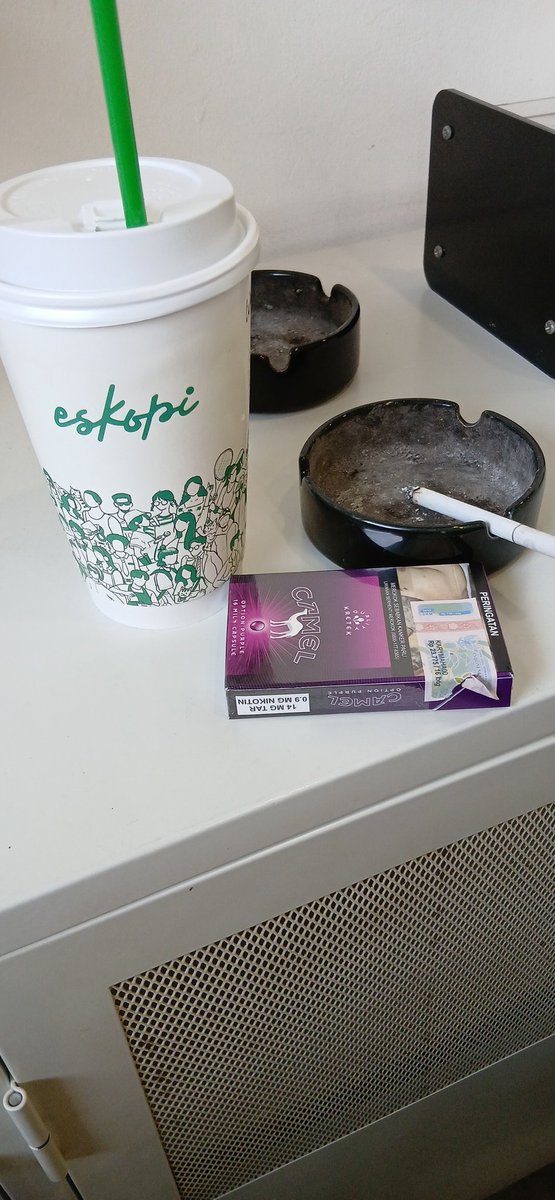 Enjoy your weekend with one cup a coffe and the purple ciggaret.

This is purple but is not <a href="/monad/">Monad (mainnet arc)</a> 

Happy weekend.