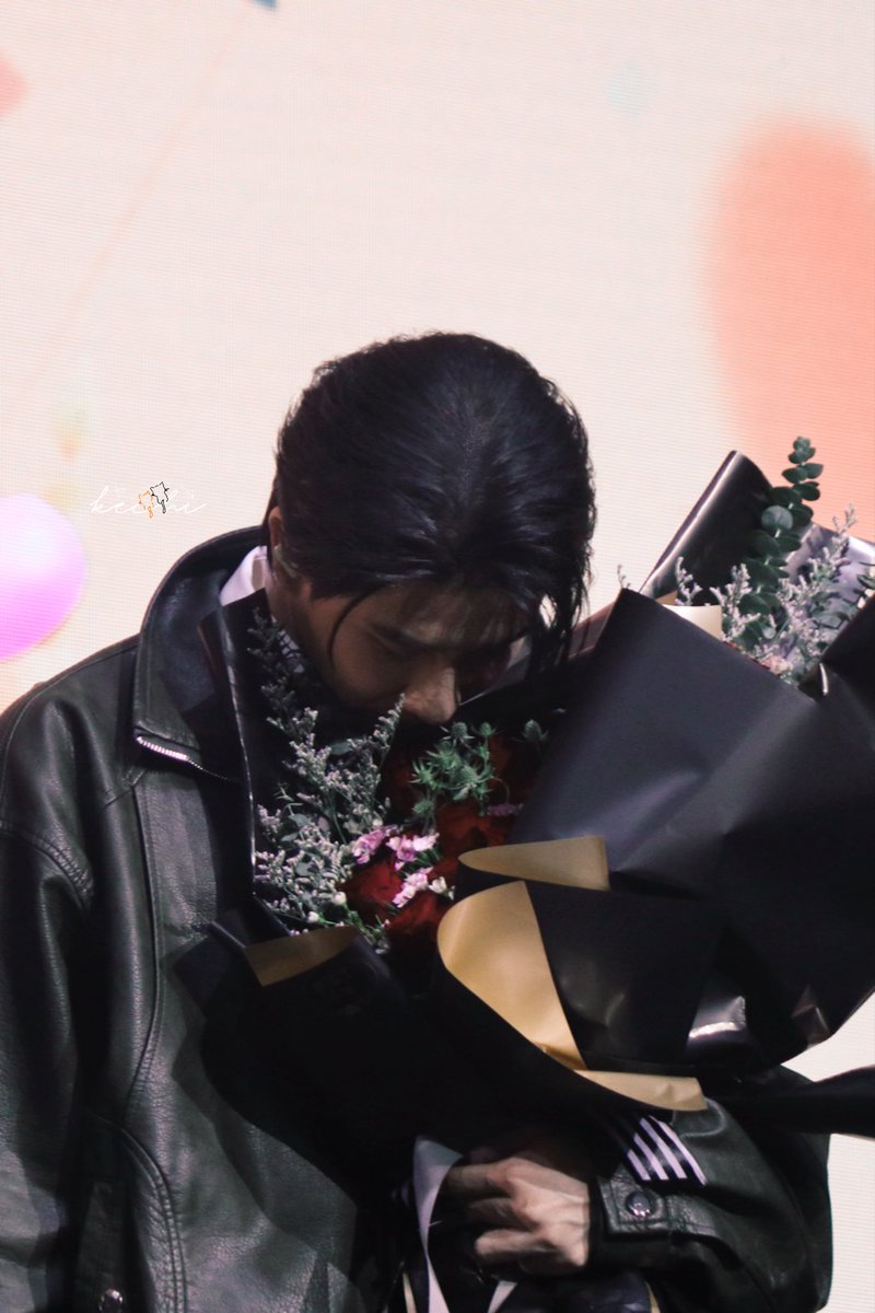 bvtterflyxv's tweet image. 🐈‍⬛: When you get a lot of roses, does it feel good?
🐈: Never happened.. buy them for me~
—
🐈‍⬛:  I went to buy roses for you.. you said that you would be happy if someone bought you a lot of roses so..
🐈: 🥺🥺

FirstKhaotung FMHK2025 #เฟิร์สข้าวตัง #FirstKhaotungFMinHongKong2025