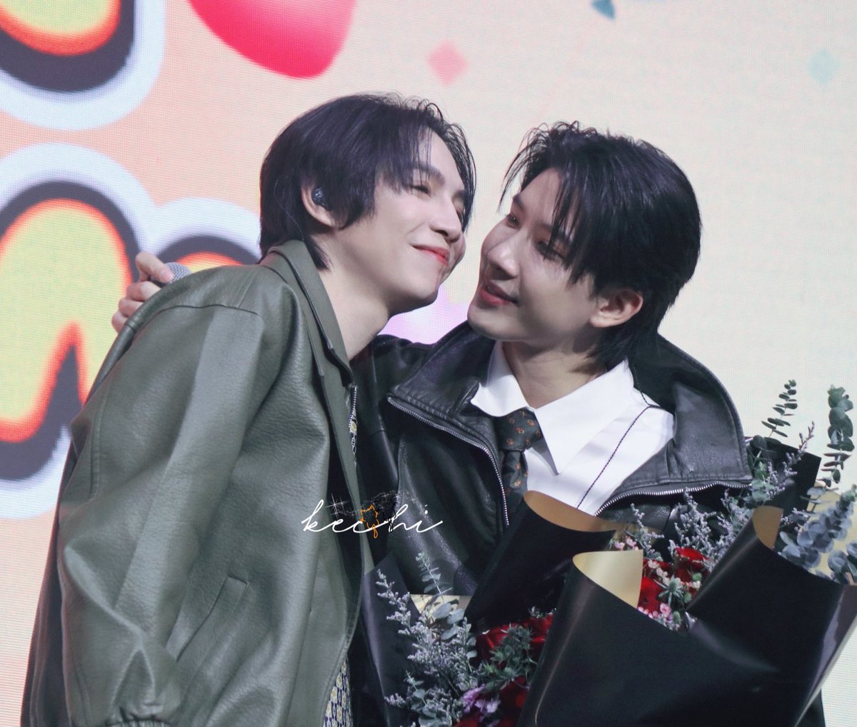 bvtterflyxv's tweet image. 🐈‍⬛: When you get a lot of roses, does it feel good?
🐈: Never happened.. buy them for me~
—
🐈‍⬛:  I went to buy roses for you.. you said that you would be happy if someone bought you a lot of roses so..
🐈: 🥺🥺

FirstKhaotung FMHK2025 #เฟิร์สข้าวตัง #FirstKhaotungFMinHongKong2025