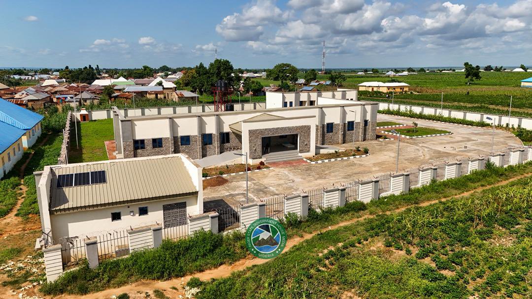 Yeribaaba's tweet image. Project 4 of 20 new Primary Healthcare Centres in the state is fully completed and operational, featuring a mini theatre, pharmacy, and 24/7 electricity.

Source: @AdviserComms