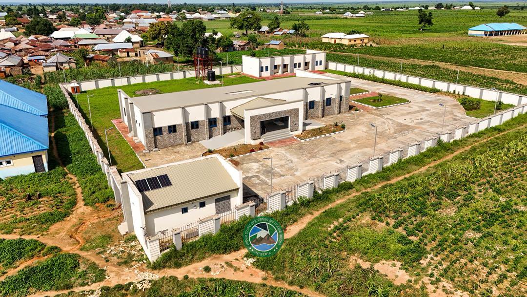 Yeribaaba's tweet image. Project 4 of 20 new Primary Healthcare Centres in the state is fully completed and operational, featuring a mini theatre, pharmacy, and 24/7 electricity.

Source: @AdviserComms