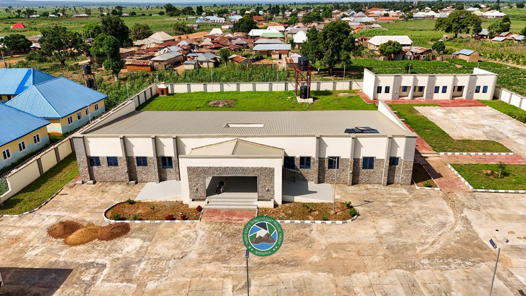 Yeribaaba's tweet image. Project 4 of 20 new Primary Healthcare Centres in the state is fully completed and operational, featuring a mini theatre, pharmacy, and 24/7 electricity.

Source: @AdviserComms