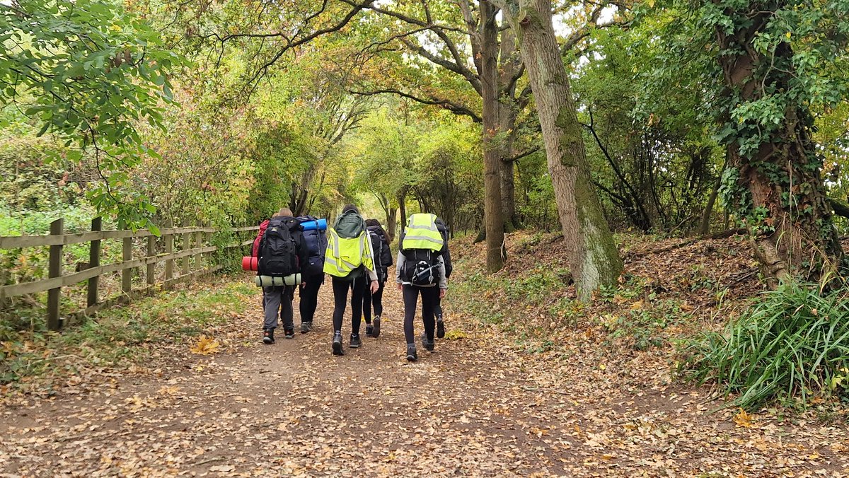 DAOSdofe's tweet image. DAOS Bronze 
Day 1 - 45 students had a good day in fine weather on the first day of their assessed expedition. Although some students took a while to get used to using their map, all made it to camp and enjoyed a well deserved meal!