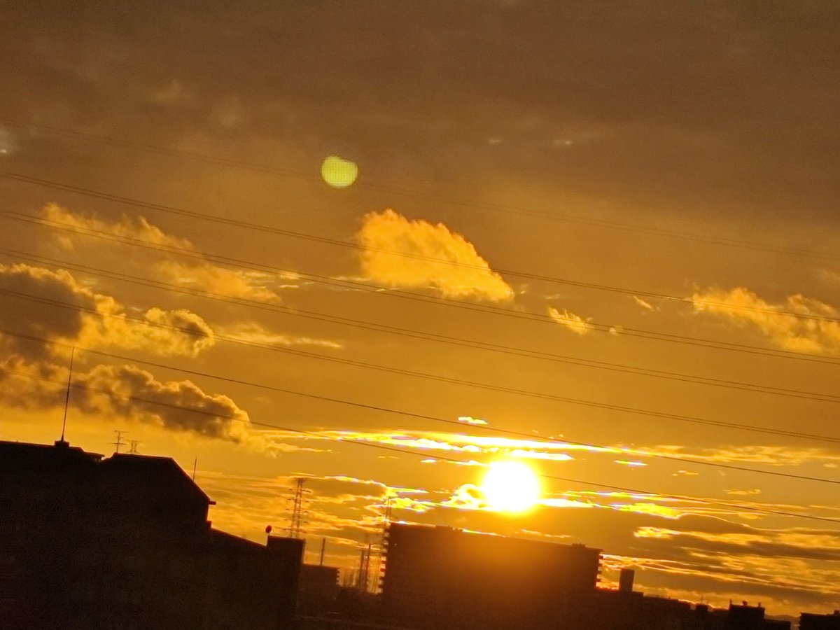 veSkhZBE4o79427's tweet image. ツムツムしながら NHK観てて 気づいたら 綺麗な日の入り🌇

#DeNAベイスターズ 
#読売巨人軍