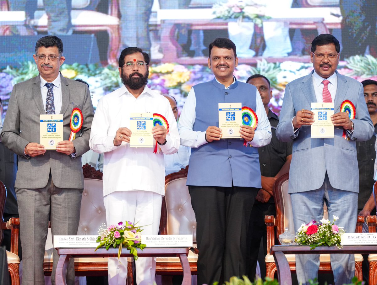 CMOMaharashtra's tweet image. भारताचे मा. सरन्यायाधीश भूषण गवईजी यांच्या हस्ते व मुख्यमंत्री देवेंद्र फडणवीस यांच्या प्रमुख उपस्थितीत आज मंडणगड, रत्नागिरी येथे विविध पुस्तकांचे प्रकाशन संपन्न झाले. 

✅न्यायप्रभा : संविधान नायकाच्या भूमीत - न्यायालय स्थापना विशेषांक: बार असोसिएशन, मंडणगड
✅0 ते 18 वयोगटातील…
