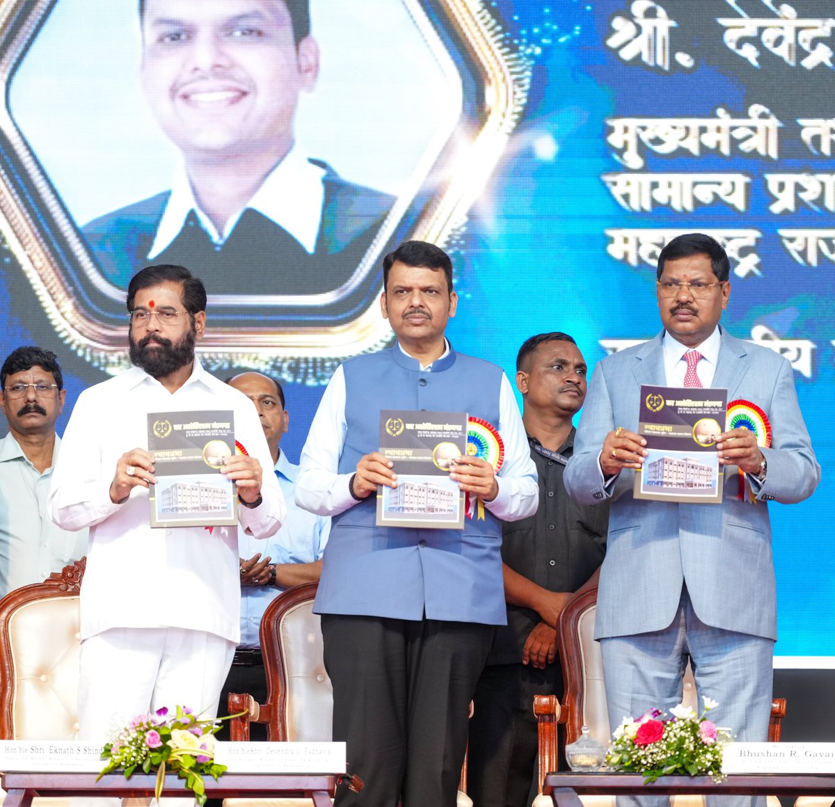 CMOMaharashtra's tweet image. भारताचे मा. सरन्यायाधीश भूषण गवईजी यांच्या हस्ते व मुख्यमंत्री देवेंद्र फडणवीस यांच्या प्रमुख उपस्थितीत आज मंडणगड, रत्नागिरी येथे विविध पुस्तकांचे प्रकाशन संपन्न झाले. 

✅न्यायप्रभा : संविधान नायकाच्या भूमीत - न्यायालय स्थापना विशेषांक: बार असोसिएशन, मंडणगड
✅0 ते 18 वयोगटातील…