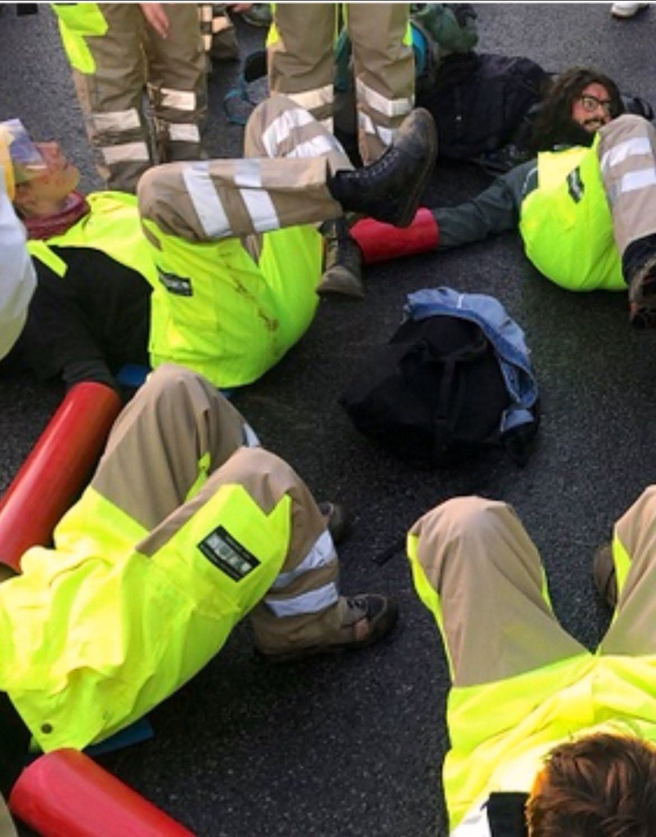 Des activistes de Code Rouge sont entrés sur les voies ferrées, mettant en danger la circulation des trains. 🔴 Il y a 3 ans, même jour,  ils avaient agi… avec des uniformes volés de Bruxelles-Propreté. À l’époque, le ministre régional promettait une enquête. Alors, des
