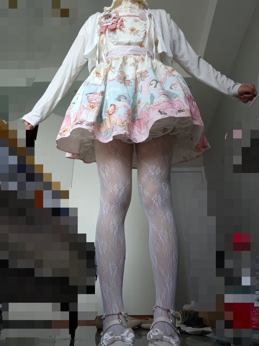 邻居搬家了，竟然是个小甜妹，留下这么多衣服，丢了怪可惜的，拿回家自己穿一下。有水手服，洛丽塔，小吊带可惜还有几个小裙子尺码太小了穿不下。