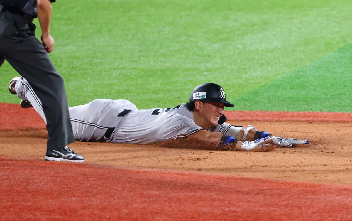 【🔥#熱闘撮って出し📷】

延長十一回、勝ち越し点を呼び込む #小林誠司 選手の二塁打＆気迫のヘッドスライディング！！（撮影・長尾みなみ）

#巨人 #ジャイアンツ #giants #サンスポ