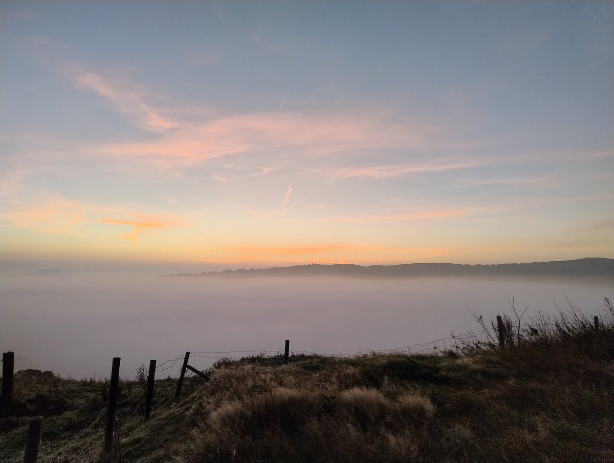 Went out for a ride this morning at 6. By 6.30 I was regretting it and thinking about coming home: lots of fog , freezing toes and fingers, and poor night's sleep. But I'm glad I stuck with it. My hilliest route yet and great views.