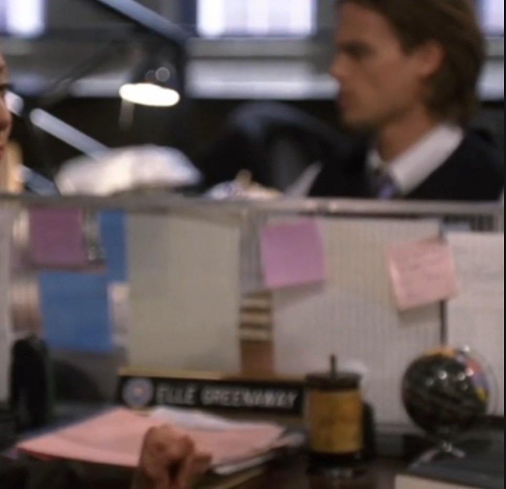 failedfem's tweet photo. 5. they both have something related to a country/ies on their desk. as you can see, spencer is patriotic. #rahhhh🦅 https://t.co/otQ31t30Kj