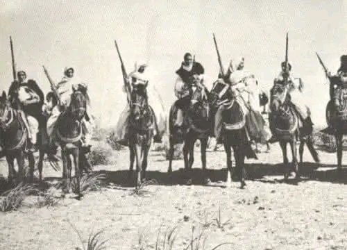LibyaPulse02's tweet image. ▪️أحداث شهر أكتوبر في ليبيا عام 1911 🐎🐎🐎

في ليلة 9 و 10 أكتوبر، هاجمت القوات الليبية الغير نظامية، الإيطاليين جنوب طرابلس في منطقة آبار بو مليانة التي تغذي المدينة.  كما تم صد الهجوم بتدخل نيران المدفعية من السفن الموجودة في ميناء طرابلس.

المصدر : الإرشيف الإيطالي 📽️🎞️