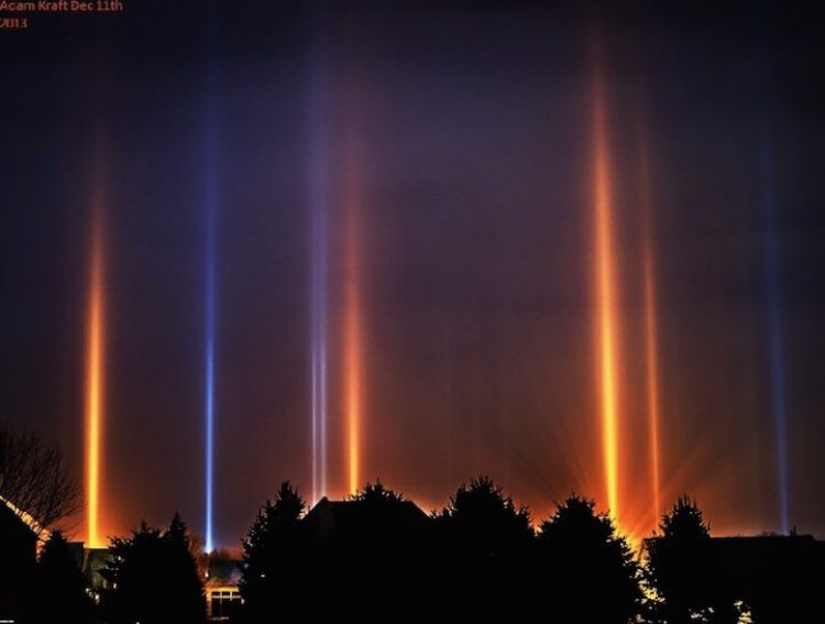 astropics's tweet photo. Light pillars ✨ https://t.co/OHyzi9WMP5