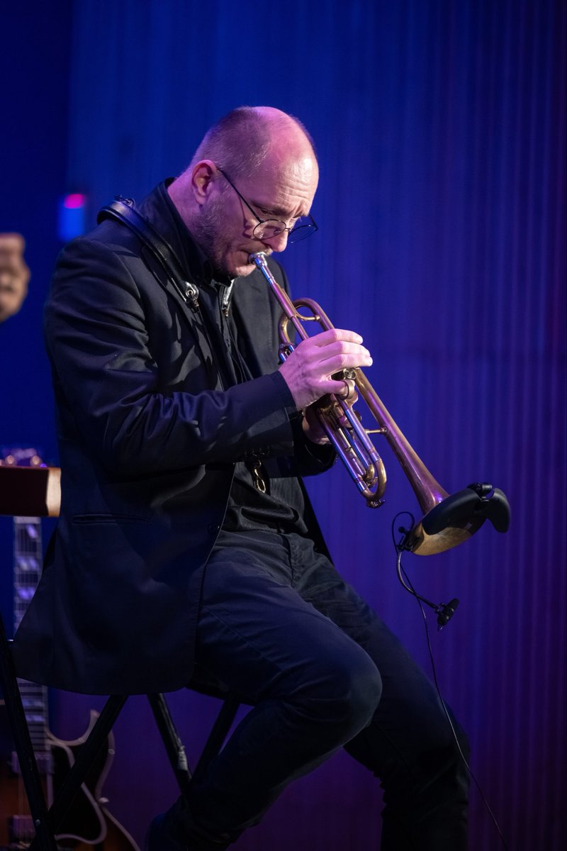 Jazzová vokalistka Valerie Kippen přiletěla ze San Francisca zpět do Prahy, aby velkolepě uzavřela letošní festival Prague Proms. V sobotu 11. 10. rozzářila The Loop Jazz Club a spolu se špičkovými hudebníky předvedla strhující koncert 💫🎙️
Foto: Jan Urbánek 📸