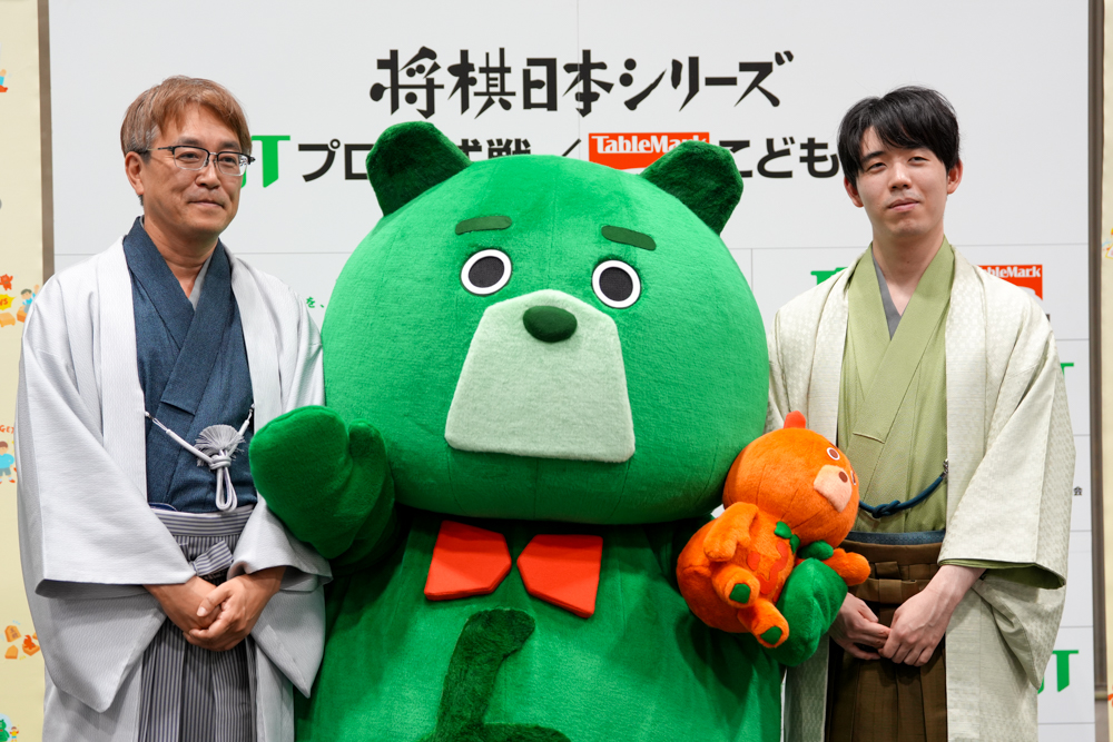 shogi_mobile's tweet image. #ShogiLive 文＠名古屋＞第46回将棋日本シリーズ東海大会で行われた特別対局は藤井竜王・名人が羽生九段に勝利。藤井竜王・名人は11月の決勝戦に臨みます。エキシビション対局ということで、普段は勝者が行う来場者のお見送りも対局者２人で行われました。