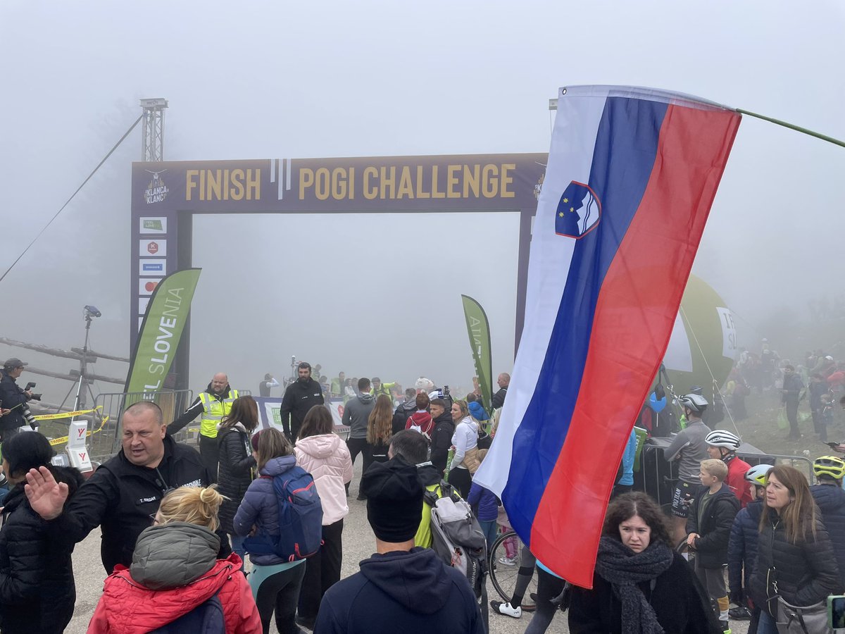 Krvavec je ovit v meglo in slovenske zastave. Velika množica ljubiteljev kolesarstva čaka tekmovalce na Pogi challengu in seveda na Tadeja Pogačarja. <a href="/rtvslo/">📱MMC RTV Slovenija</a>
