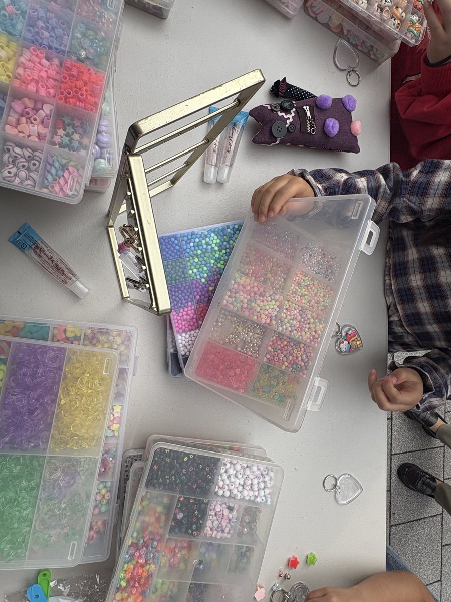 takaramumich's tweet image. 縁日ブース✨️
男の子も女の子もキラキラキーホルダーを夢中になって作ってて可愛すぎた、自分もつくりたくなって作った笑
#melc2025