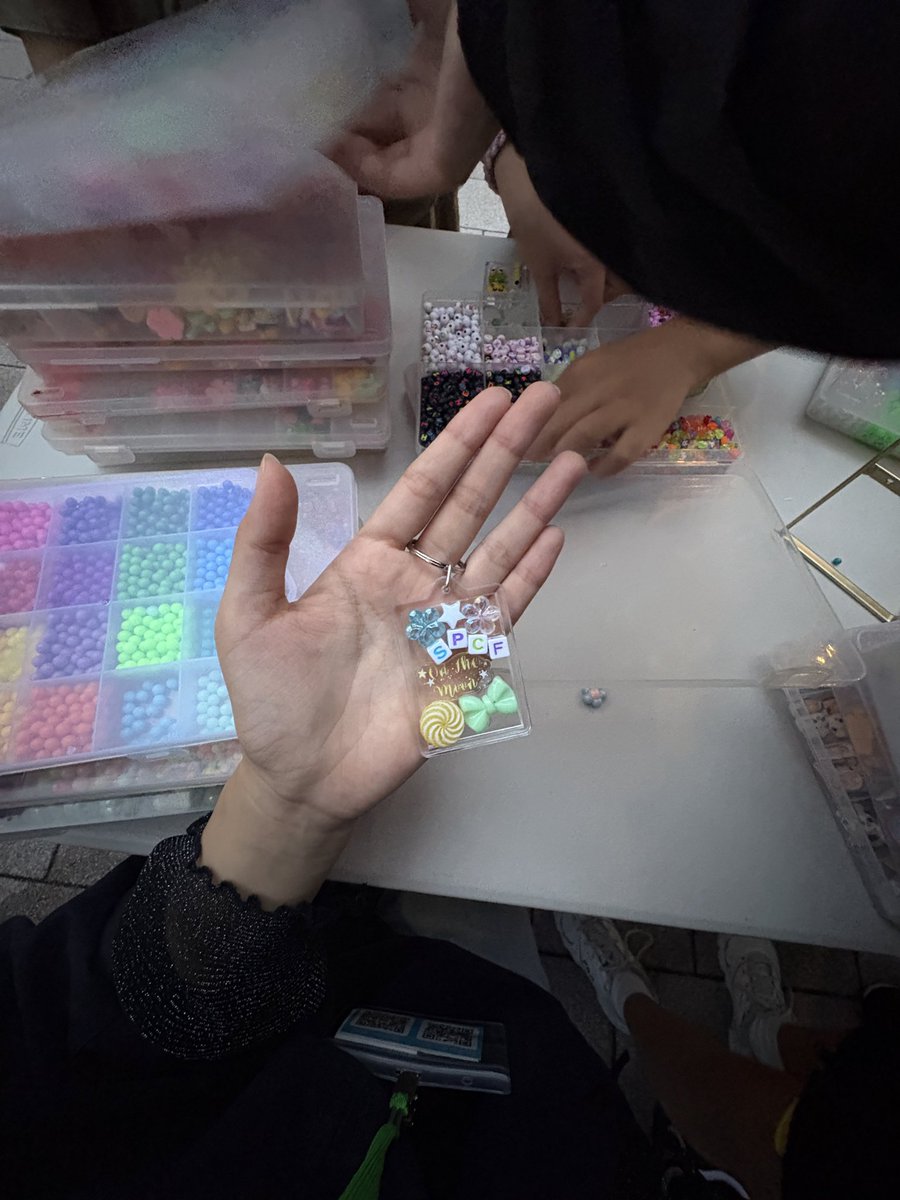 takaramumich's tweet image. 縁日ブース✨️
男の子も女の子もキラキラキーホルダーを夢中になって作ってて可愛すぎた、自分もつくりたくなって作った笑
#melc2025