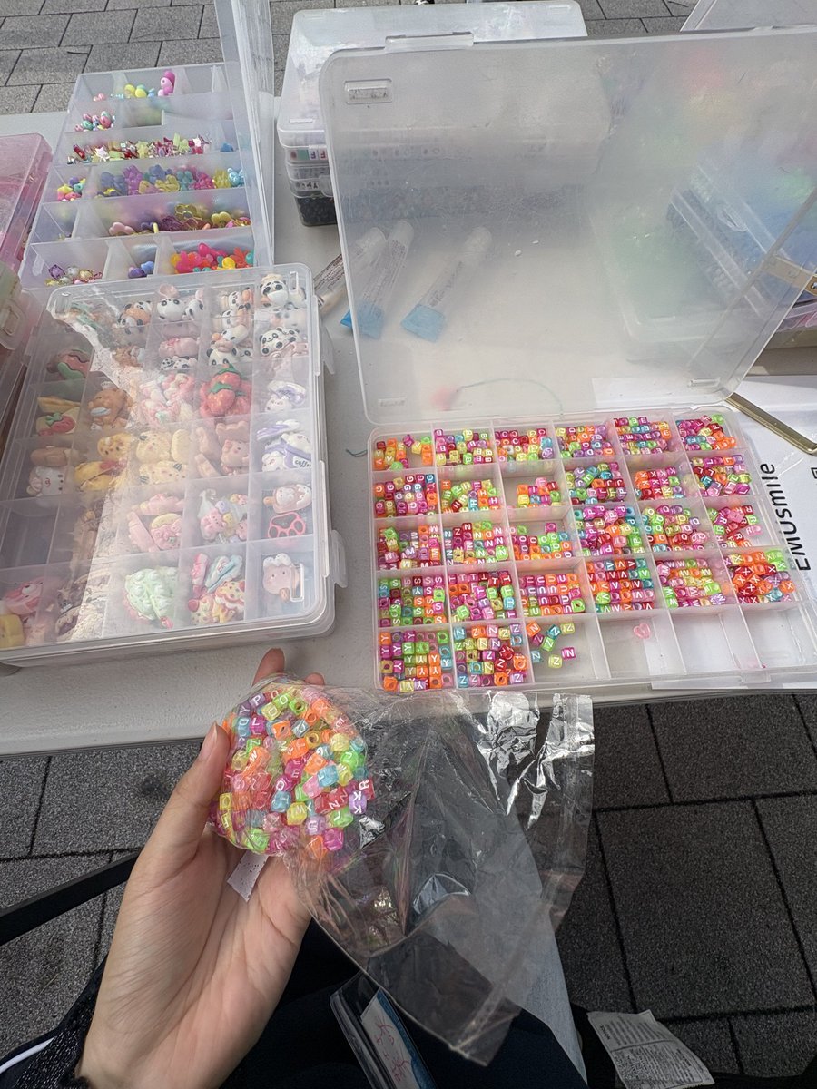 takaramumich's tweet image. 縁日ブース✨️
男の子も女の子もキラキラキーホルダーを夢中になって作ってて可愛すぎた、自分もつくりたくなって作った笑
#melc2025