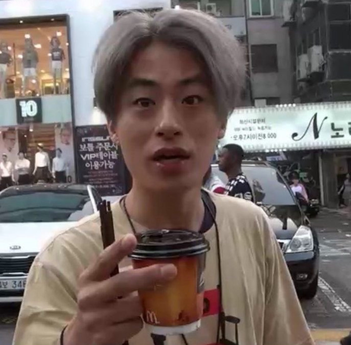 "갑자기 예전 생각이 났는데 너 다섯살 때 파스타 먹다가 목 에걸려서 응급실에 실려가고 거의 죽을 뻔하고 그런이후로 파스타 트라우마 생겨서 파스타 못먹는다고 하지 않았어?"

남자가 당황했다.