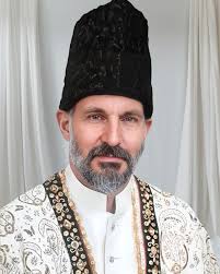 در این روز مبارک، پنجاه‌و‌چهارمین سالروز تولد امام عزیزمان، حضرت والا مقام شاه‌ رحیم الحسینی را گرامی می‌داریم.
او چراغی از نور، خرد و مهربانی است که دل‌ها را به سوی صلح، دانش و انسانیت هدایت می‌کند. 
صادقی
#آقاخان #امامت