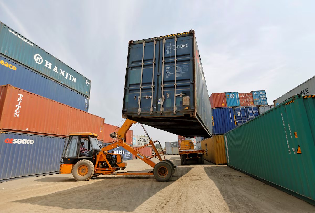 thegeo_sync's tweet image. 📊 India’s Trade Deficit Widens Amid Gold Import Surge

India’s merchandise trade deficit is likely to widen to USD 28 billion in September 2025, according to a report by Union Bank of India (UBI).

🔹 Key Highlights:
•The rise is driven largely by a sharp increase in gold…