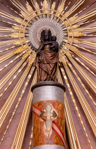 PuenteMayor's tweet image. Cuenta la tradición que, en el año 40 d.C., la Virgen María se apareció en Zaragoza sobre un pilar para animar al Apóstol Santiago. Hoy, ese pilar es el corazón de la Basílica y un símbolo de fe para millones de cristianos. 🙏 Feliz día de la Hispanidad. #12DeOctubre #Hispanidad