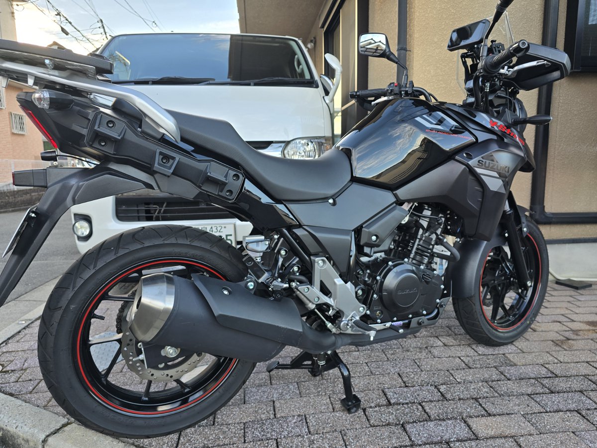 ニーハンだし軽々と扱えると思っていたけど
以外に車格が有って車重も有るから
センスタ掛けるの舐めてると失敗して上がらなかった💦
老化して体が弱体化したのか
何十年も使う事なかったので体が忘れたか
少し焦ったのを白状します😓