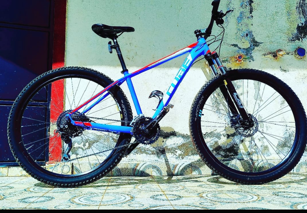 njeri_joan_'s tweet photo. Mnunue baiskeli❗❗
29er Cube XC MTB 🚴♀️
• Aluminum frame
• Lockout fork
• Shimano Deore shifters
• 3x10 speed (with that bee sound 🐝)
• Hydraulic brakes
• Bontrager wheels
•Asking price 85k
slightly negotiable
Call +254742878863
#MTB #CubeBikes #Cycling https://t.co/2vFUdwPS2W