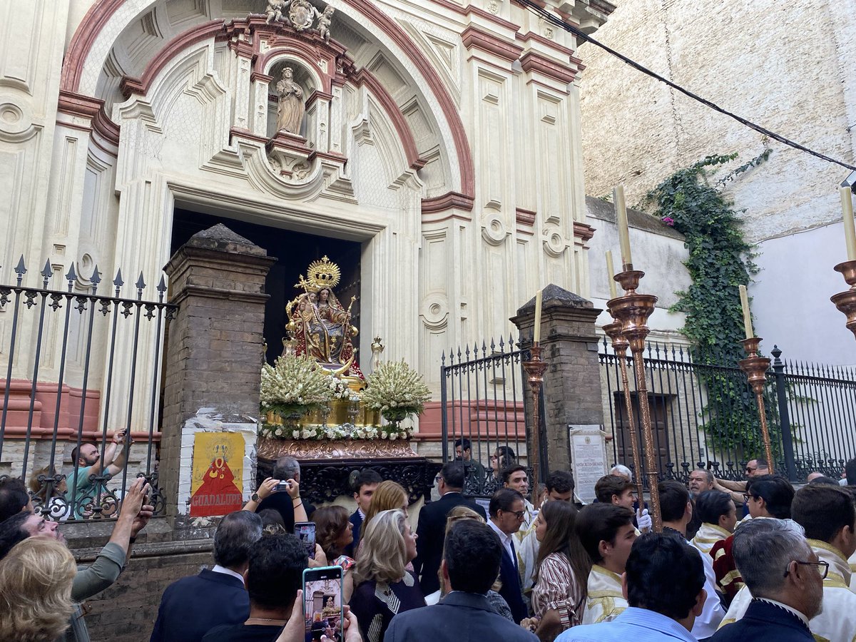 🕒 11:19 h

🔵 𝐍𝐭𝐫𝐚 𝐒𝐞ñ𝐨𝐫𝐚 𝐝𝐞𝐥 𝐑𝐨𝐬𝐚𝐫𝐢𝐨 sale del Convento de Santa Rosalía a las calles de #Sevilla.

✝️ <a href="/hdadhumeros/">Hdad. del Rosario de los Humeros</a>

🎶 Suena:
𝙍𝙤𝙨𝙖𝙧𝙞𝙤 𝙙𝙚 𝙡𝙤𝙨 𝙃𝙪𝙢𝙚𝙧𝙤𝙨
𝙃𝙞𝙢𝙣𝙤 𝙉𝙖𝙘𝙞𝙤𝙣𝙖𝙡
𝘿𝙚𝙡 𝘽𝙖𝙧𝙧𝙞𝙤 𝙙𝙚 𝙡𝙤𝙨 𝙃𝙪𝙢𝙚𝙧𝙤𝙨

📲 #SuenaLaBMMA