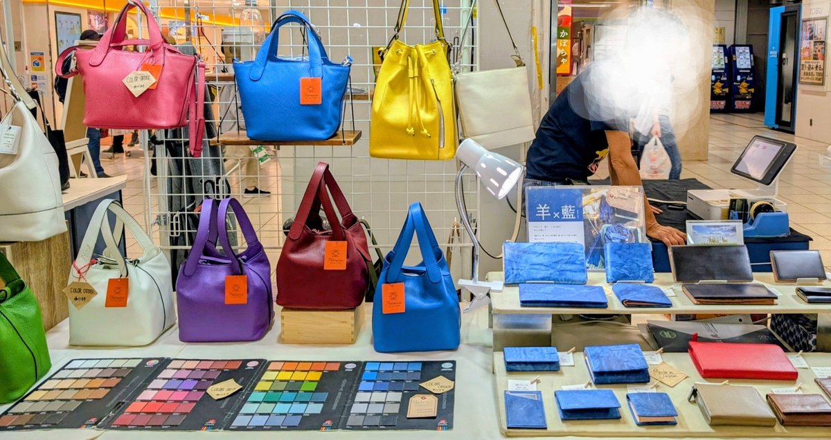 JLIAtweet's tweet photo. 【イベント】「「TOKYO LEATHER GOODS」
「TOKYO LEATHER GOODS FACTORY COLLECTION(#TLGFC)」のポップアップイベントが10月15日までJR船橋駅構内(さざんかさっちゃん像付近 北口から入ってすぐ)で行われています。
今回もバッグから革小物まで幅広くラインナップ。
https://t.co/bZczrmCe7R https://t.co/vv8k7N47iv