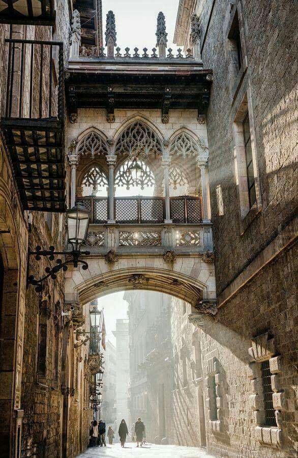 Rincevent_'s tweet image. 🌉Pont del Bisbe, Barcelone 🇪🇸
Construit en 1928 par Joan Rubió i Bellver, ce passage suspendu entre deux bâtiments mêle mystère et élégance néo-gothique
Un spot légendaire, adoré des photographes et des rêveurs✨
#Voyage #Barcelone #Architecture #Patrimoine #Gothique #Insolite