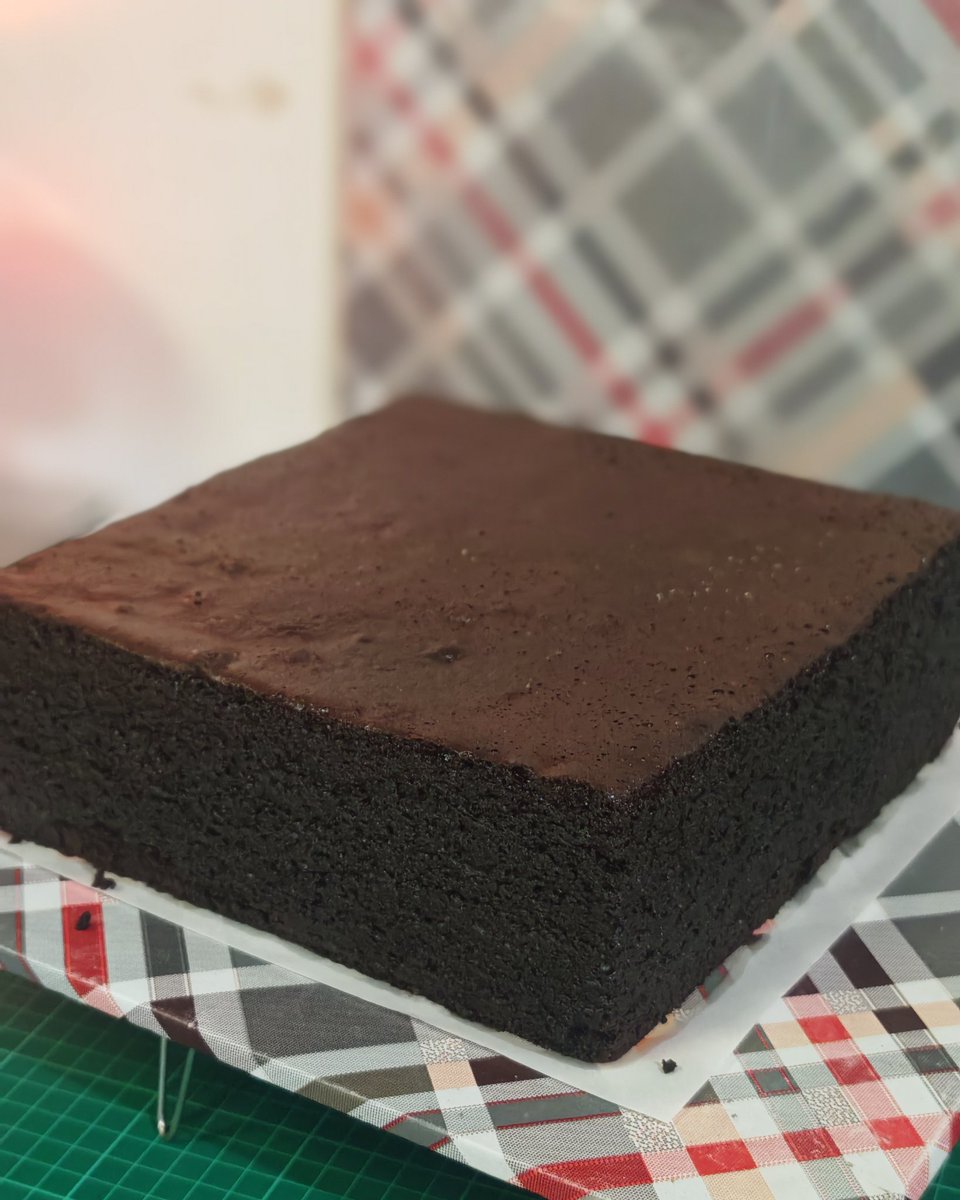 Panas-panas keluar dari loyang. Kek Hati Parek @ Pari versi bakar. Ambil masa 5 jam bakar. Biasanya dikukus 8 jam.

Menggunakan bahan utama kismis yang dikisar. Simple tapi legend kek  klasik Sarawak. Menggunakan teknik bakar secara berlapis dalam loyang 9x9x4. Tunggu sejuk baru