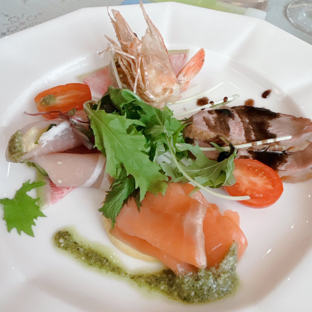 ご飯食べながら拍手しながら100円値下げ笑

今日の業務終了🤘
あとは売れてくれ🥷‼︎‼︎‼︎

…って言ってたら1つ売れて利益8500円ありがとうございます♡好き

ちょと寒いから羽織りたいけど、緑ジャージを持ってきてしまった😇