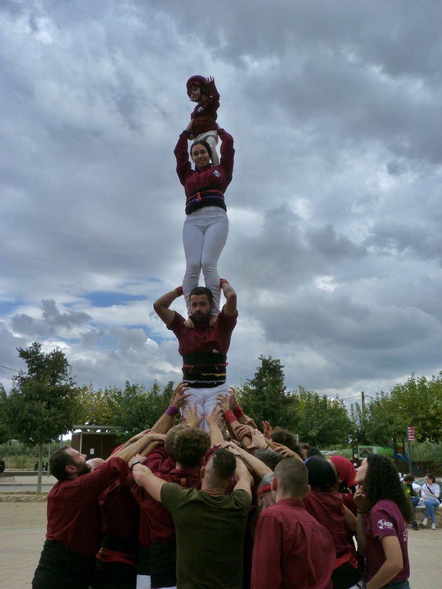 Ahir a la diada de la Festa Major de Miravet vam fer un pd4 de dol, un 3d6, un pd4 i un pd4 per sota i girat! Pit i amunt!