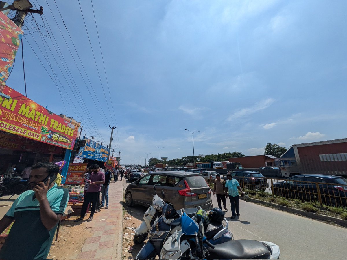 Pruthvinreddy's tweet image. 2Lane car parking from attibele border to Hosur end...

#Crackers #Deepavali