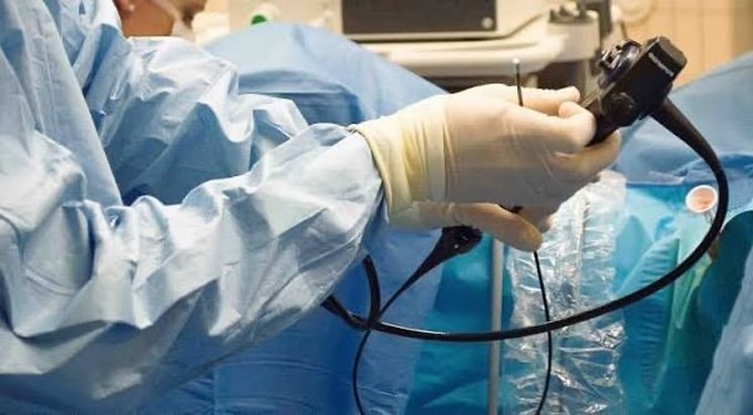 إنجاز طبي في مستشفى عفيف العام. شهد مستشفى عفيف العام نجاح أول عملية متقدمة لتفتيت حصوة بالمثانة بتقنية الليزر، أجراها فريق جراحة المسالك البولية ضمن خدمات تجمع الرياض الصحي الثالث.. أبرز - الحالة: مريض (28 عامًا) يعاني من آلام متكررة بسبب حصوة 3 سم. - التقنية: تفتيت كامل للحصوة بالليزر. - النتيجة: العملية دون مضاعفات وخروج المريض بصحة مستقرة 