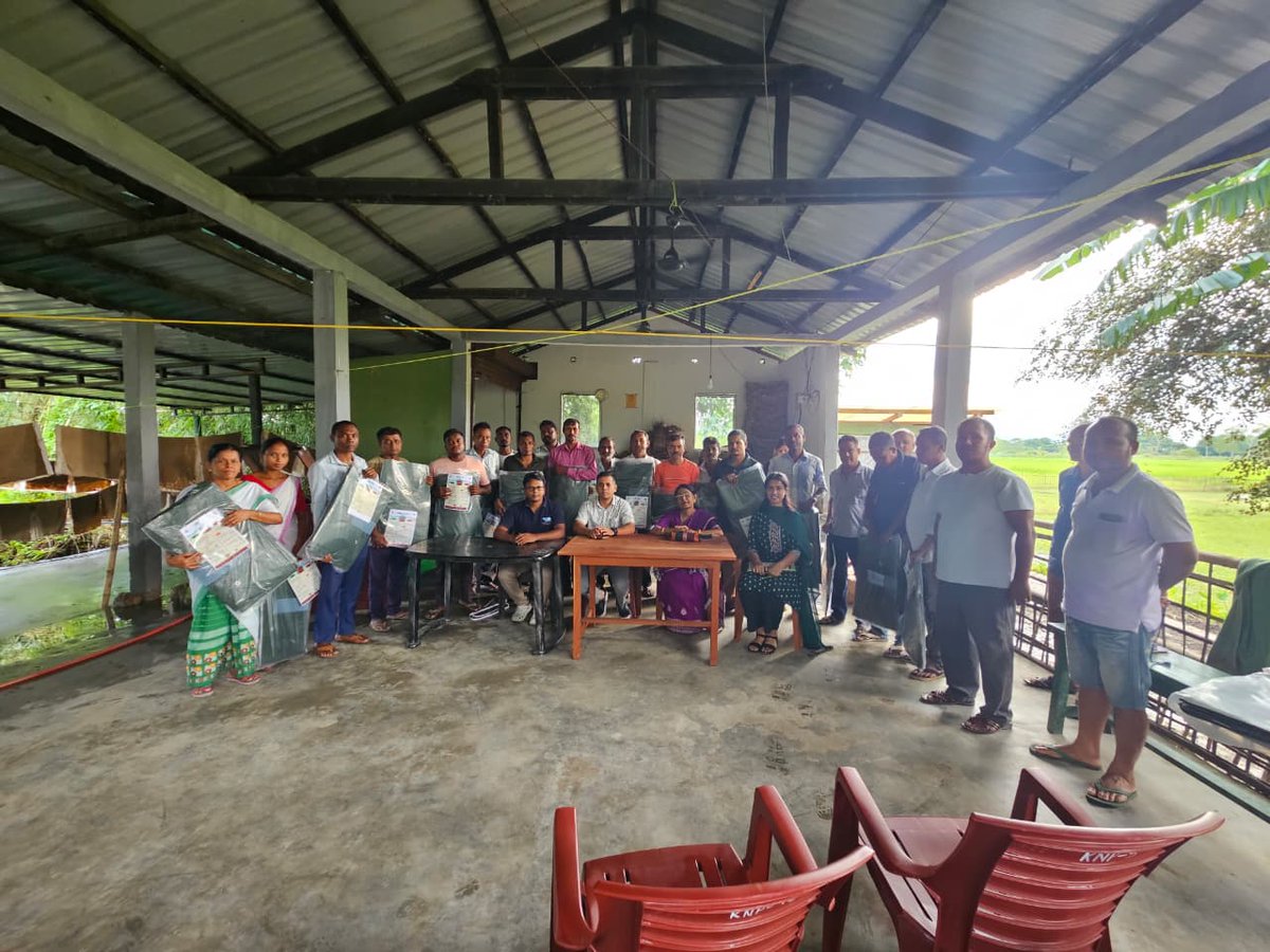 kaziranga_'s tweet image. Vermicompost bags distributed in Agoratoli Range to 20 EDC members as an initiative to enforce organic fertilizer production as an approach to sustainability. A fruitful interactive session on sustainable practices followed.🌿 

#Kaziranga #EcoDevelopment
