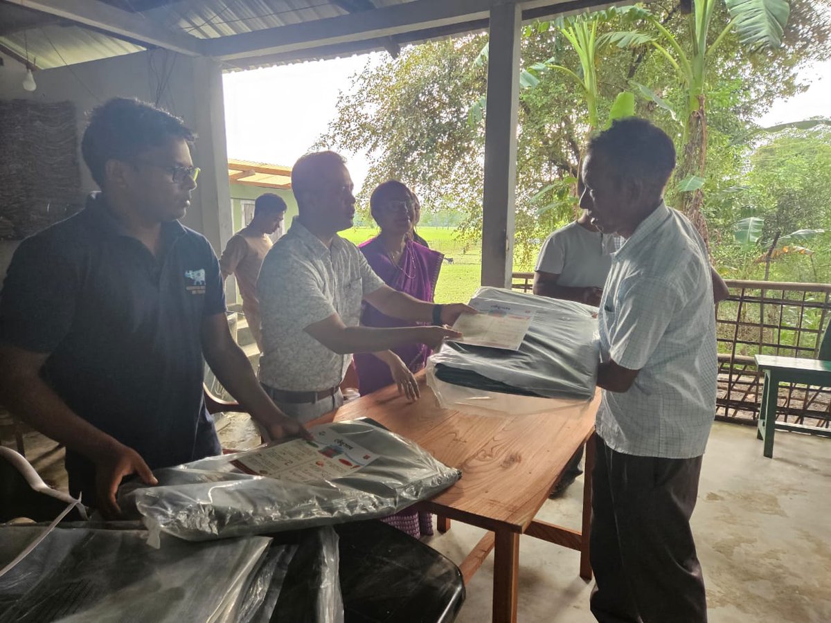 kaziranga_'s tweet image. Vermicompost bags distributed in Agoratoli Range to 20 EDC members as an initiative to enforce organic fertilizer production as an approach to sustainability. A fruitful interactive session on sustainable practices followed.🌿 

#Kaziranga #EcoDevelopment