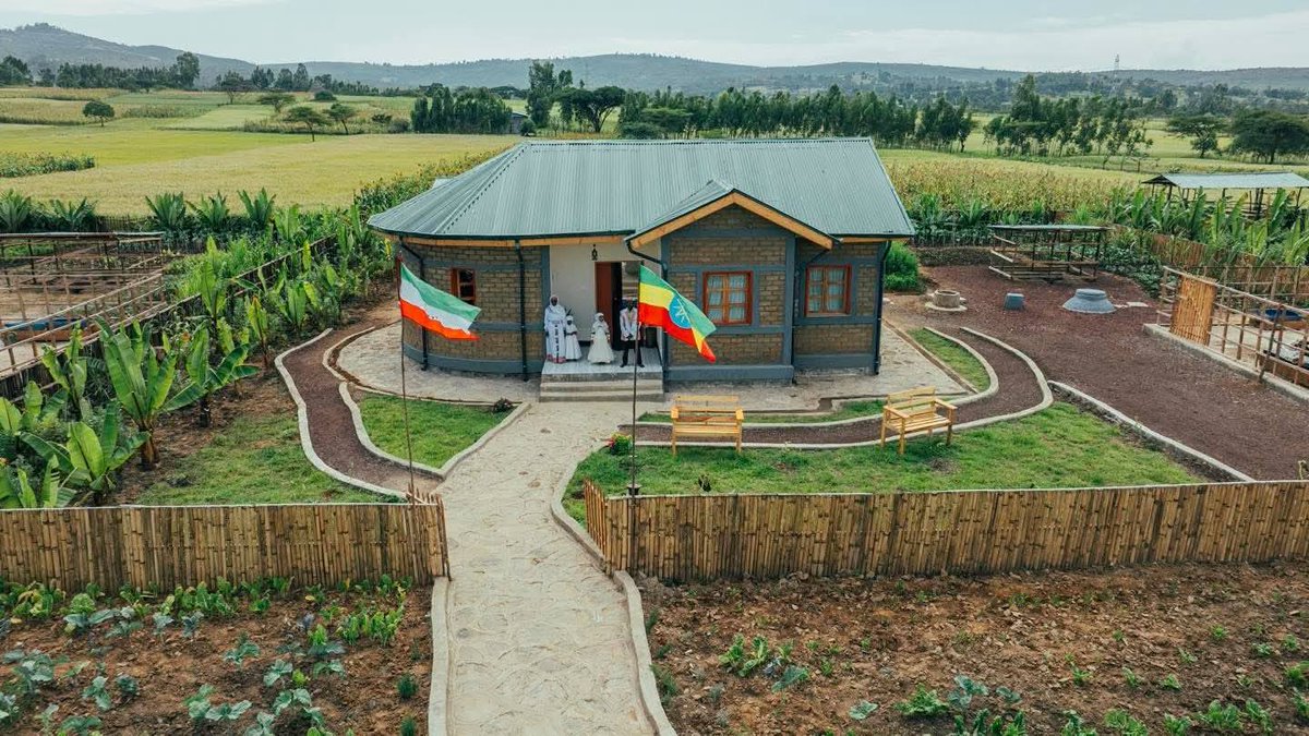 BikiltuMosisa1's tweet image. The government of 🇪🇹 is building 3-bedroom homes for its rural population, equipped with biogas facilities for cooking, solar energy, chicken coops, and cattle sheds. The project represents the country’s vision for prosperous rural communities. #RuralDevelopment #EthiopianVillage