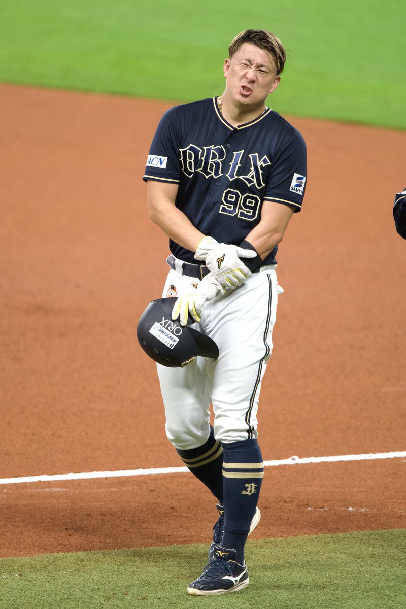 galbo52's tweet photo. ラオウさん、デットボール物凄く痛かったろうにファイターズベンチに向かって「痛かったからお金ちょうだい」ってやって笑わせていて素敵な人すぎる😢

#杉本裕太郎 選手 https://t.co/ZKdPRF6SPl